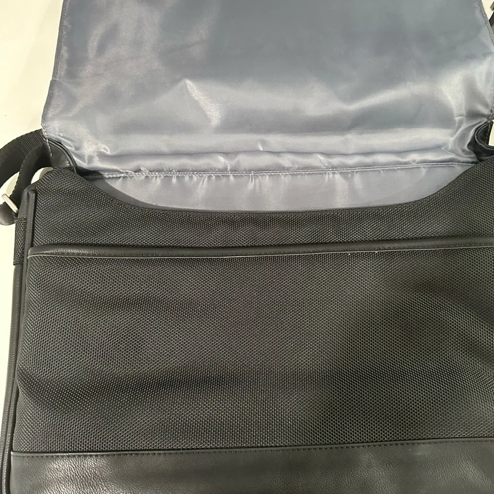 Pt laptop black briefcase with pockets.